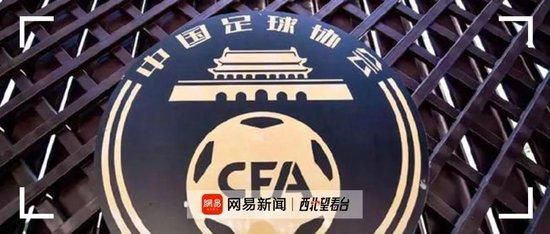 安吉丽娜穿着黑色晚礼服，当天的风很大，吹开了衣服，露出了她那有着纹身的美背。