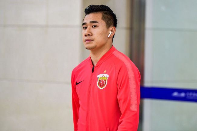 莉莉·詹姆斯新片首映 “灰姑娘”甜蜜拥抱男友 2016-01-22 当地时间1月21日，电影《傲慢与偏见与僵尸》举办首映礼。