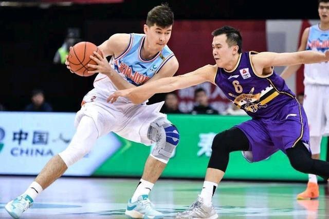 井润成将其总结为三个方面：剧作上，从第一部的单线叙事转变为更交错的叙事结构；