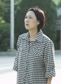 然而，一起“女记者杀人事件”打破了这段看似幸福的婚姻，夫妻二人逐渐卷入“究极之爱”与“疯狂”交织的命运漩涡之中。